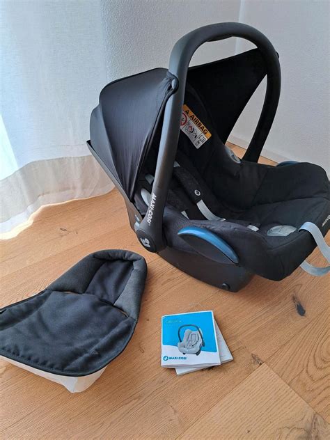 Detailaufnahme eines weichen Schafwolle-Einlegekissens für eine Babyschale