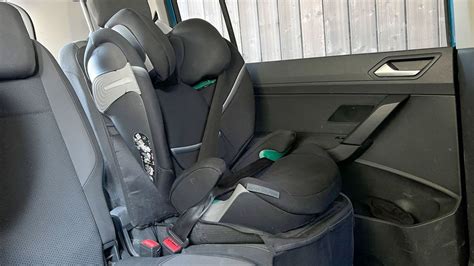 Detailaufnahme des Maxi-Cosi Rücksitzschoners, der die rutschfeste Unterseite und die ISOFIX-Aussparung zeigt