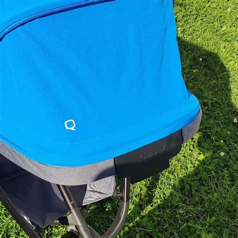 Detailaufnahme des Sitzes des Quinny Zapp, die die Verstellmöglichkeiten der Rückenlehne und die Polsterung des Gurtes zeigt.