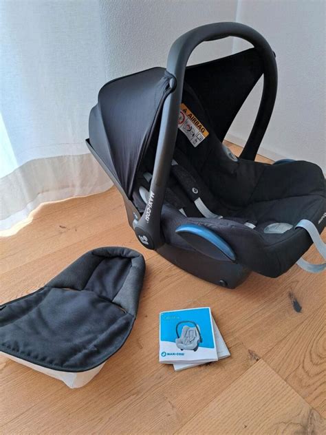 Detailaufnahme von Gurtöffnungen eines Fußsacks, die präzise auf eine Maxi-Cosi Babyschale abgestimmt sind.