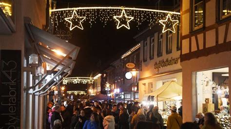 Luftaufnahme der Zuckerstraße in Dieburg mit Fokus auf die Geschäftsfassaden