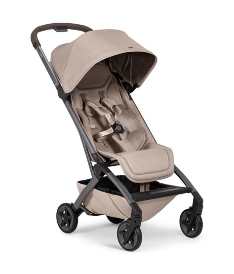 Baby in einem Joolz Kinderwagen mit Fußsack an einem kühlen Tag