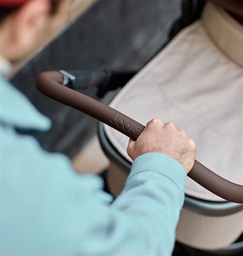 Verschiedene Ersatzteile für Joolz Kinderwagen, wie Räder und Sicherheitsbügel