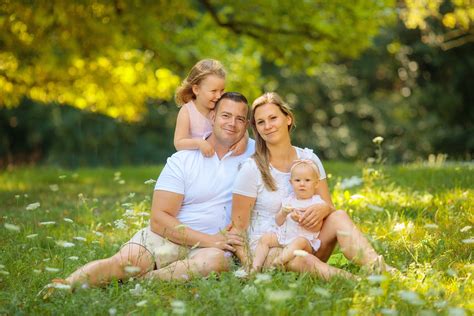 Foto von einer Familie, die gemeinsam Zeit mit einem Baby verbringt.