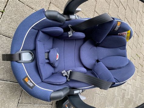 Darstellung des BeSafe Babyschale Ergobaby iZi Go zusammen mit dem Metro+ Buggy im Einsatz.
