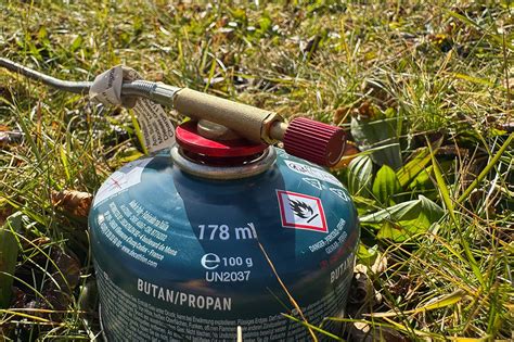 Nahaufnahme einer Gaskartusche, die in den Boden einer Gaslaterne eingesetzt wird