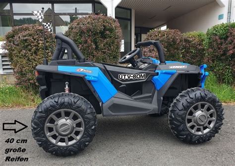 Illustration eines Kinder Elektroautos Buggy ATV mit hervorgehobenen Merkmalen wie Sitzen und Rädern.