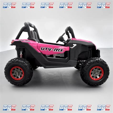 Bilder des UTV MX Buggy Kinder-Elektroautos aus verschiedenen Perspektiven, die die 2-Sitzer-Kapazität, den 4x4-Antrieb und die Multimedia-Funktionen hervorheben.