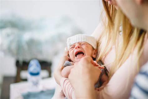Eltern halten ein weinendes Baby, überfordert