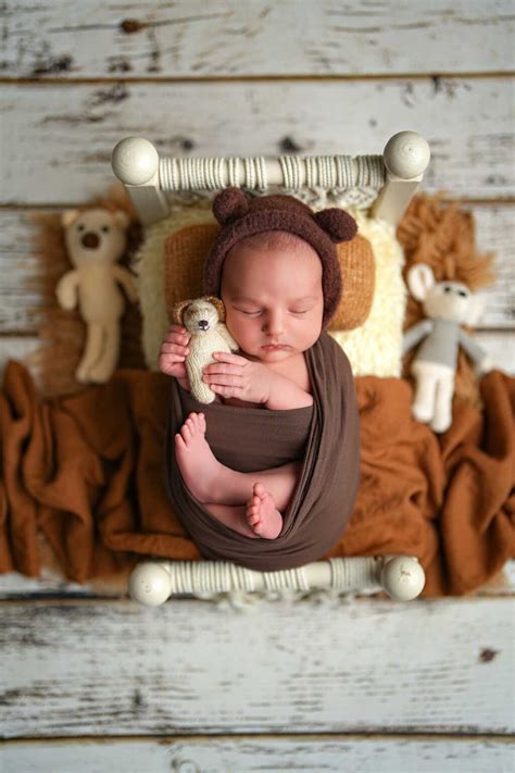 Neugeborenes Baby liegt friedlich schlafend, umgeben von kleinen Accessoires