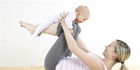Frau macht Rückbildungsgymnastik mit Baby