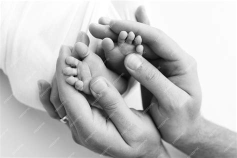 Fotografie eines frisch geborenen Babys in den Armen der Eltern, mit einem beruhigenden Hintergrund