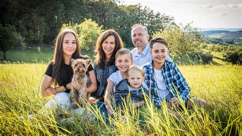 Fotografie einer Familie, die einen Säuglingspflegekurs besucht