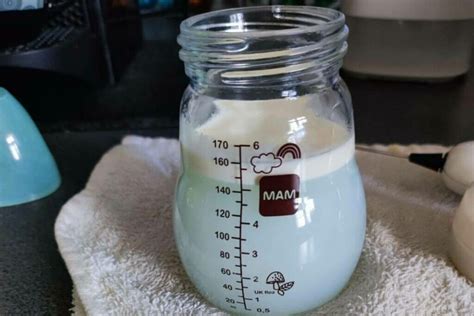 Collage verschiedener Farben von Muttermilch, von blassgelb bis leicht bläulich.