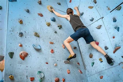 Jugendliche beim Bouldern und Klettern