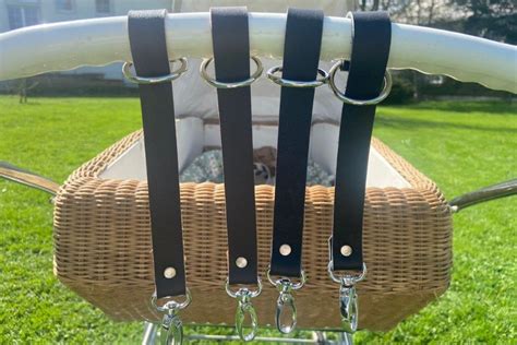 Illustration verschiedener Lederaccessoires für Kinderwagen (Griffbezüge, Taschenhaken, Schulterpolster)