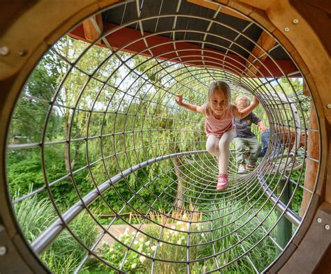 Kinder auf einem Abenteuerspielplatz im Wald