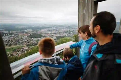Familie auf einem Aussichtsturm mit Blick über die Eifel