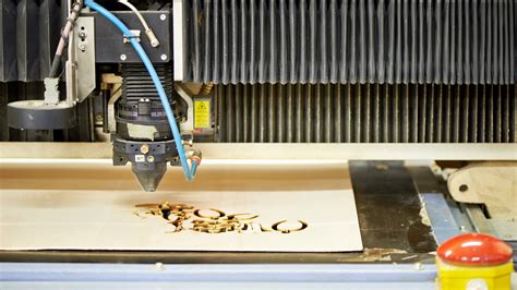 Ein Glaskubus mit einer dreidimensionalen Lasergravur eines Babys im Inneren