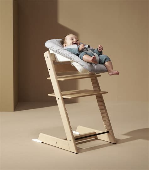 Illustration des Stokke Tripp Trapp Stuhls mit Fokus auf ergonomische Elemente wie Rückenlehne, Sitz und Fußstütze.