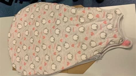 Schema zur richtigen Passform eines Babyschlafsacks mit Angabe der Fußfreiheit