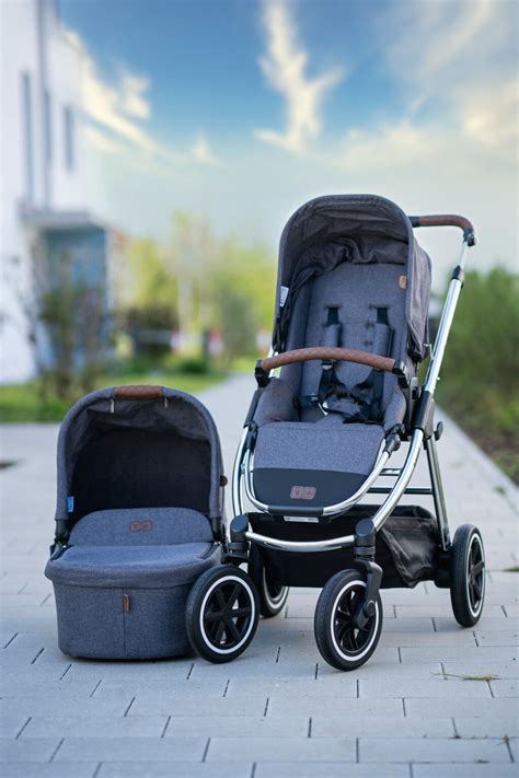 Illustration der Babywanne und des Sportsitzes des ABC Design 3-Tec, die die verschiedenen Einstellungsmöglichkeiten zeigen.