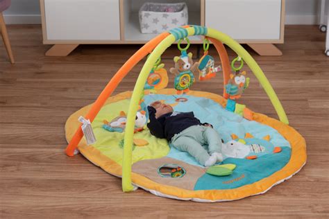 Design der Sterntaler Spieldecke mit Spielbogen in neutralen Farben
