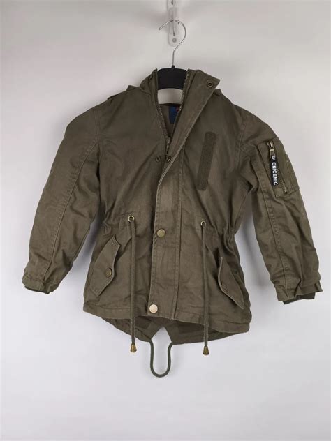 Nahaufnahme von verstärkten Ellenbogenpartien an einem Kinderparka.