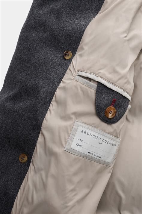 Nahaufnahme eines Babyparkas mit weichem Futter und praktischen Druckknöpfen.