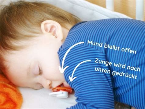 Ein Baby, das einen Schnuller im Mund hat und schläft.