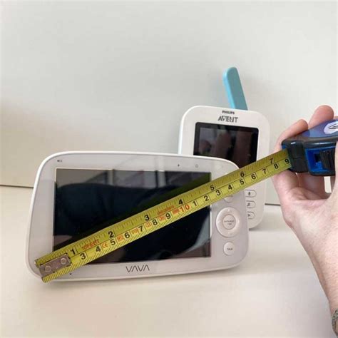 Detailaufnahme der Unterseite eines Babyphones mit Hervorhebung von Modellnummer und Datumscode