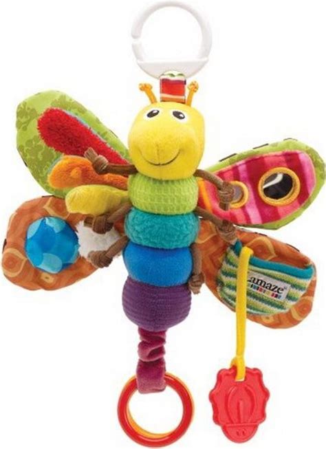 Foto von Lamaze Freddie das Glühwürmchen, das an einen Kinderwagen geclipst ist.