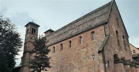Luftaufnahme der St. Nikolaus-Apotheke in Klosterreichenbach, die die baulichen Erweiterungen zeigt.