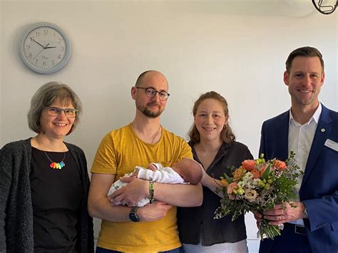 Theresa und Felix Ducksch mit ihrem neugeborenen Sohn Tom, der als erstes Kind im Hebammenkreißsaal des Ortenau Klinikums Offenburg geboren wurde.
