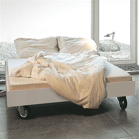 Ein Kinderzimmer mit einem flexibel positionierten Bett mit Rollen