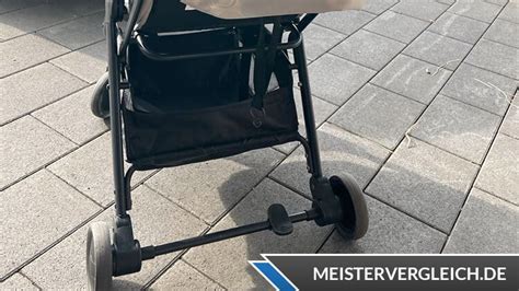 Detailaufnahme der Räder eines Hauck Kinderwagens