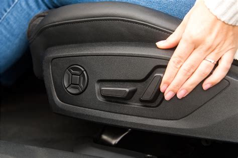 Illustration, die zeigt, wie ein Neugeboreneneinsatz im Autositz platziert wird und wie die Gurte korrekt verlaufen.