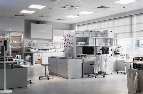 Innenansicht eines modernen IVF-Labors mit Hightech-Geräten und spezialisiertem Personal.