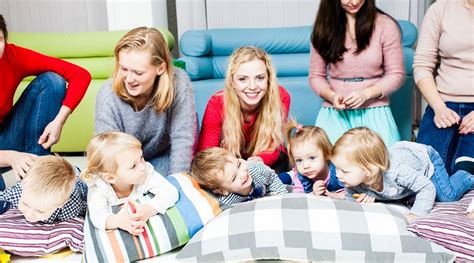 Mütter mit ihren Babys in einer Krabbelgruppe