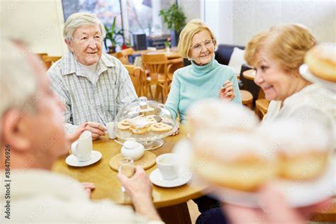 Senioren und Familien im Gespräch bei Kaffee und Kuchen