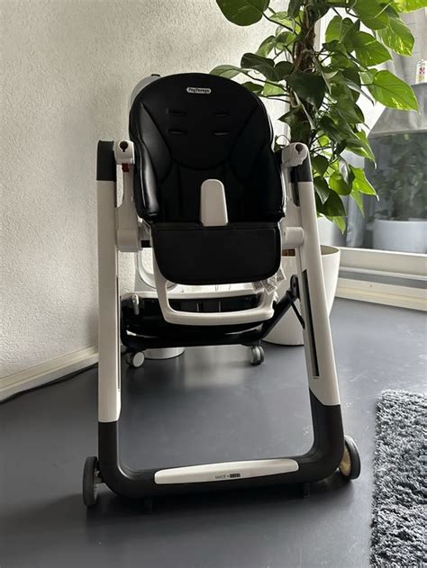 Der Peg Perego Siesta Follow Me Hochstuhl in Gebrauch, mit Fokus auf seine Mobilität und verstellbaren Positionen