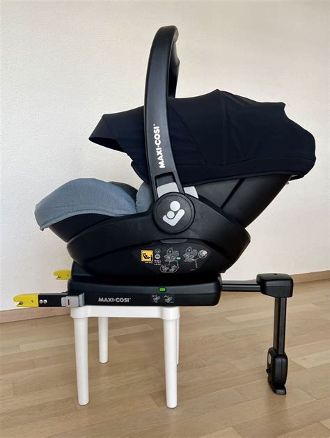 Illustration einer ISOFIX-Basis mit angeklickter Babyschale