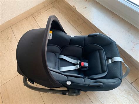 Maxi-Cosi CabrioFix i-Size Babyschale auf einem Kinderwagen