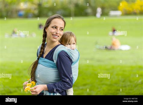 Baby im Tragetuch, Hautkontakt mit der Mutter
