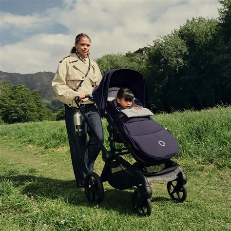 Bugaboo Fox 5 Renew Kinderwagen in einer natürlichen Umgebung