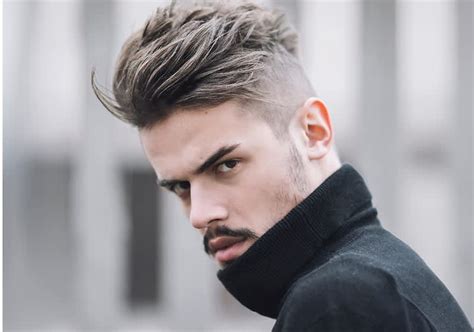 Mann mit klassischem Undercut