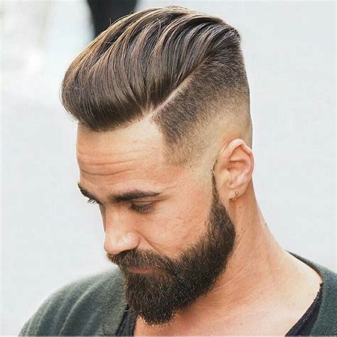 Mann mit Undercut und Fade