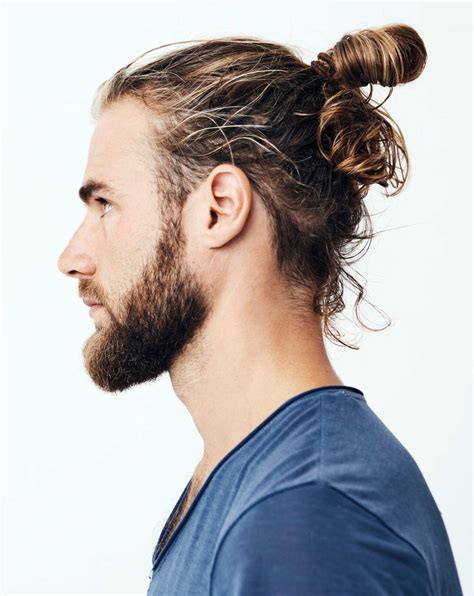 Mann mit Undercut und Man Bun