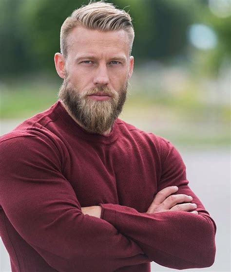 Mann mit Undercut und Bart