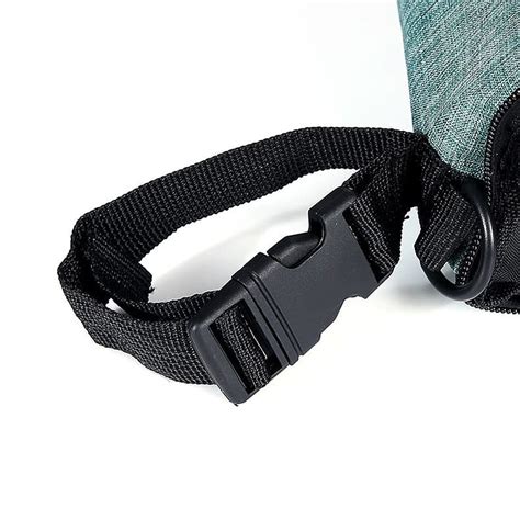Detailaufnahme des Clip-Systems zur Befestigung des Fusssacks am Kinderwagen.